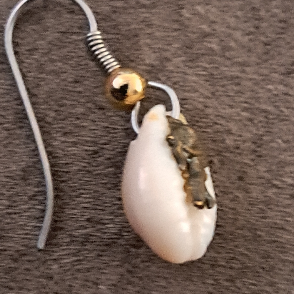 Vintage cowrie shell earrings with angel  s - Picture 2 of 3